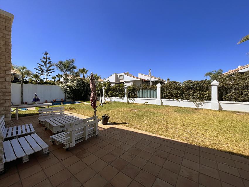 Villa, et piscine en résidence sécurisée. — 4