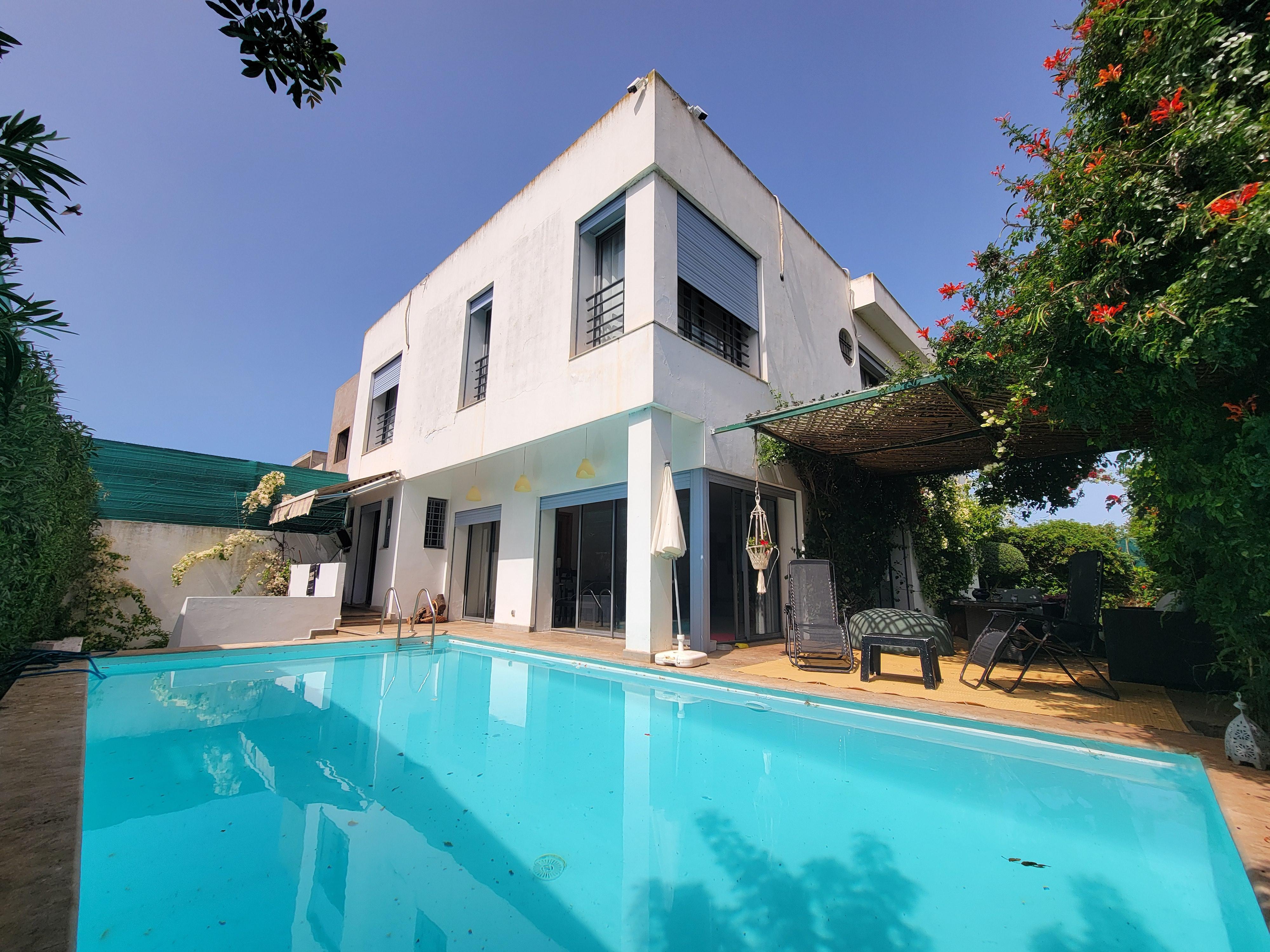 Villa moderne 4 suites jardin piscine