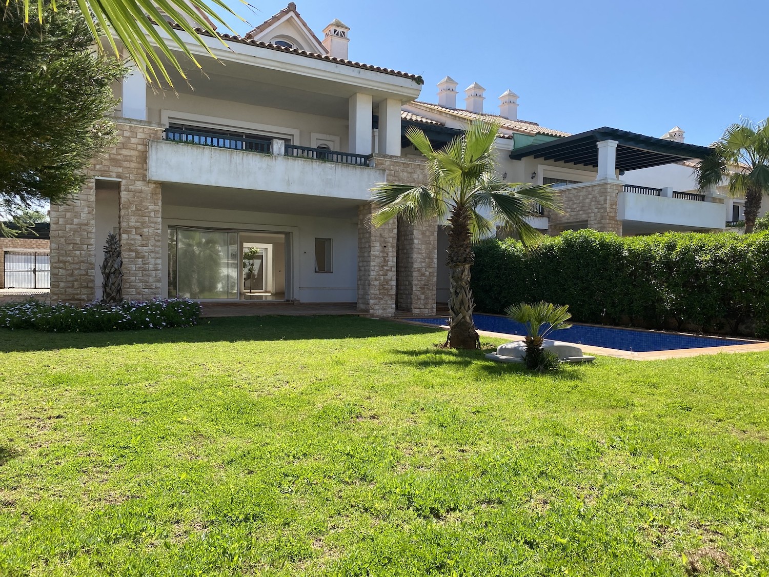 Belle villa avec grand jardin ensoleillée.