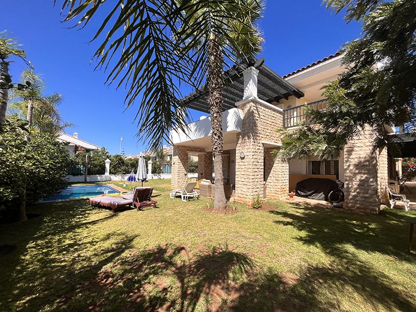 Villa, et piscine en résidence sécurisée. — 3