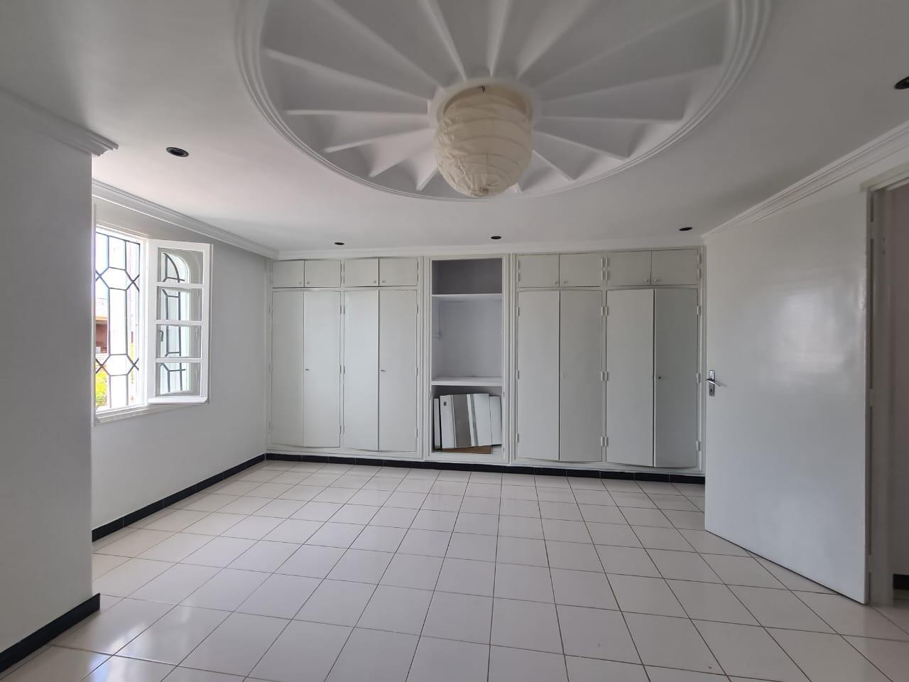 Villa sur 3 niveaux dans quartier résidentiel — 5