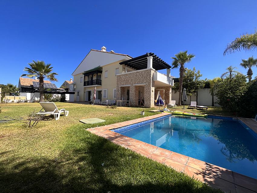 Villa, et piscine en résidence sécurisée. — 2