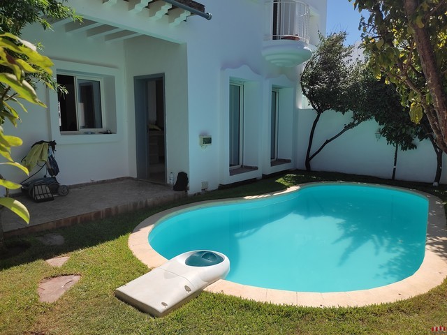 Belle villa avec piscine en résidence sécurisée.