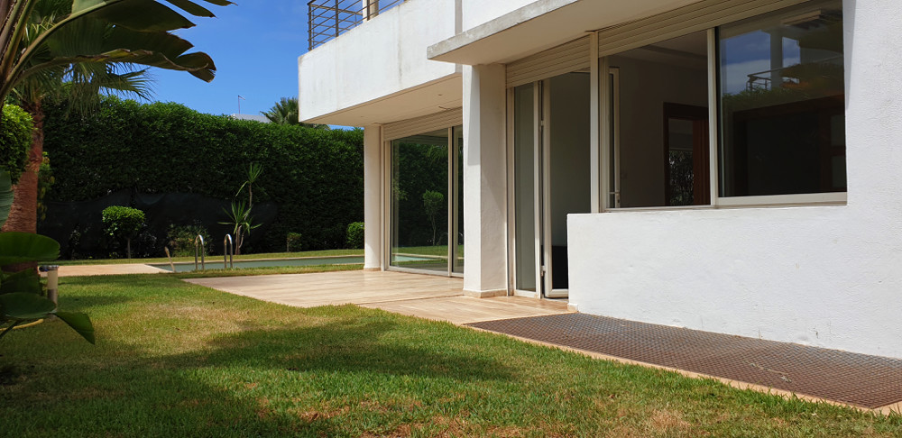 Agréable villa, grand jardin avec piscine.