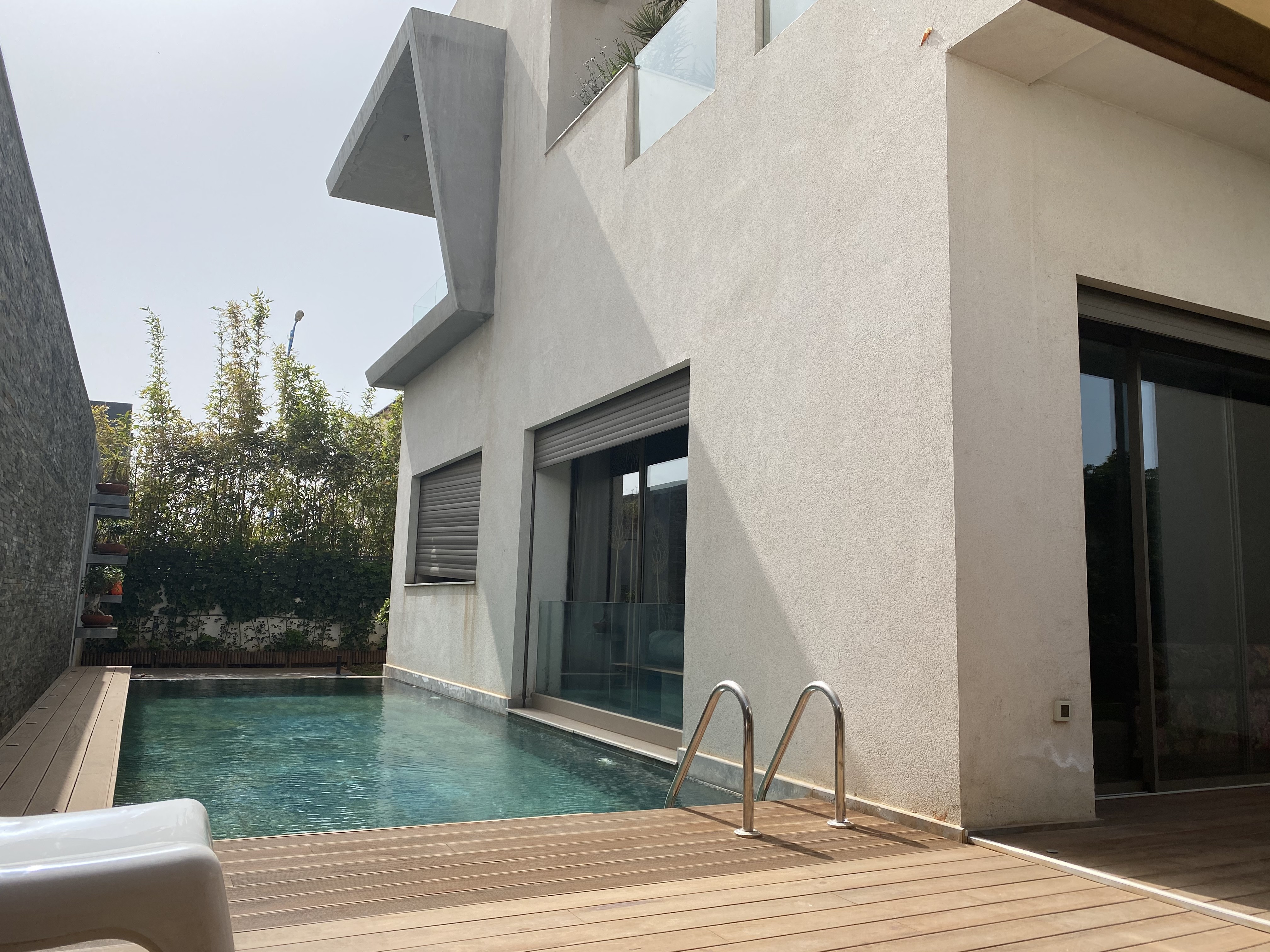 Villa Unique Ensoleillée avec Piscine et Jardin