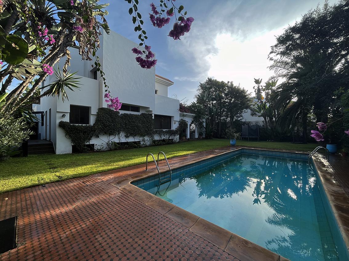 Villa luxueuse 6 chambres, jardin et piscine.
