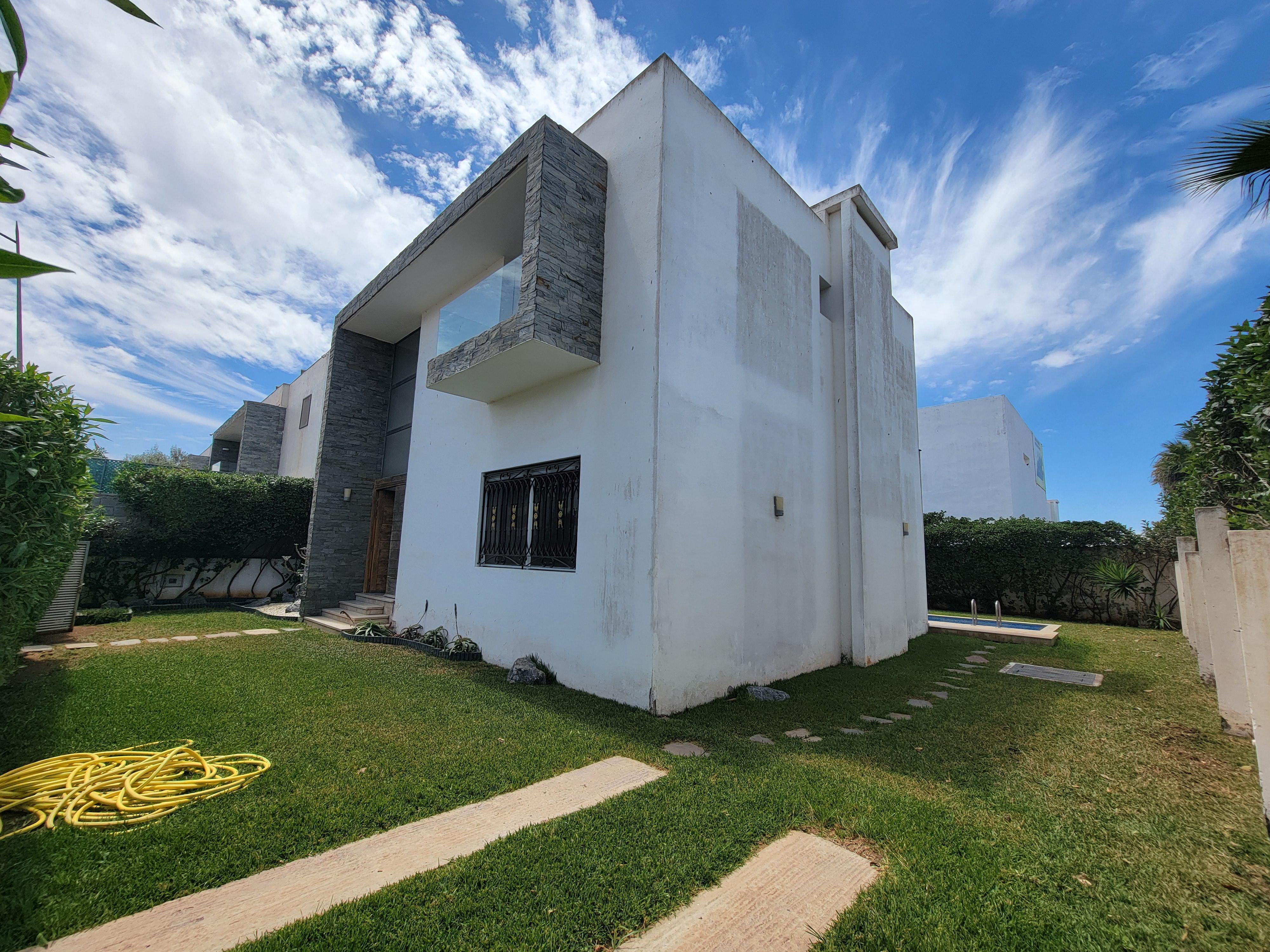À VENDRE – Magnifique Villa d’Angle de Prestige à Dar Bouazza – Résidence Sécurisée, Jardin, Piscine — 3