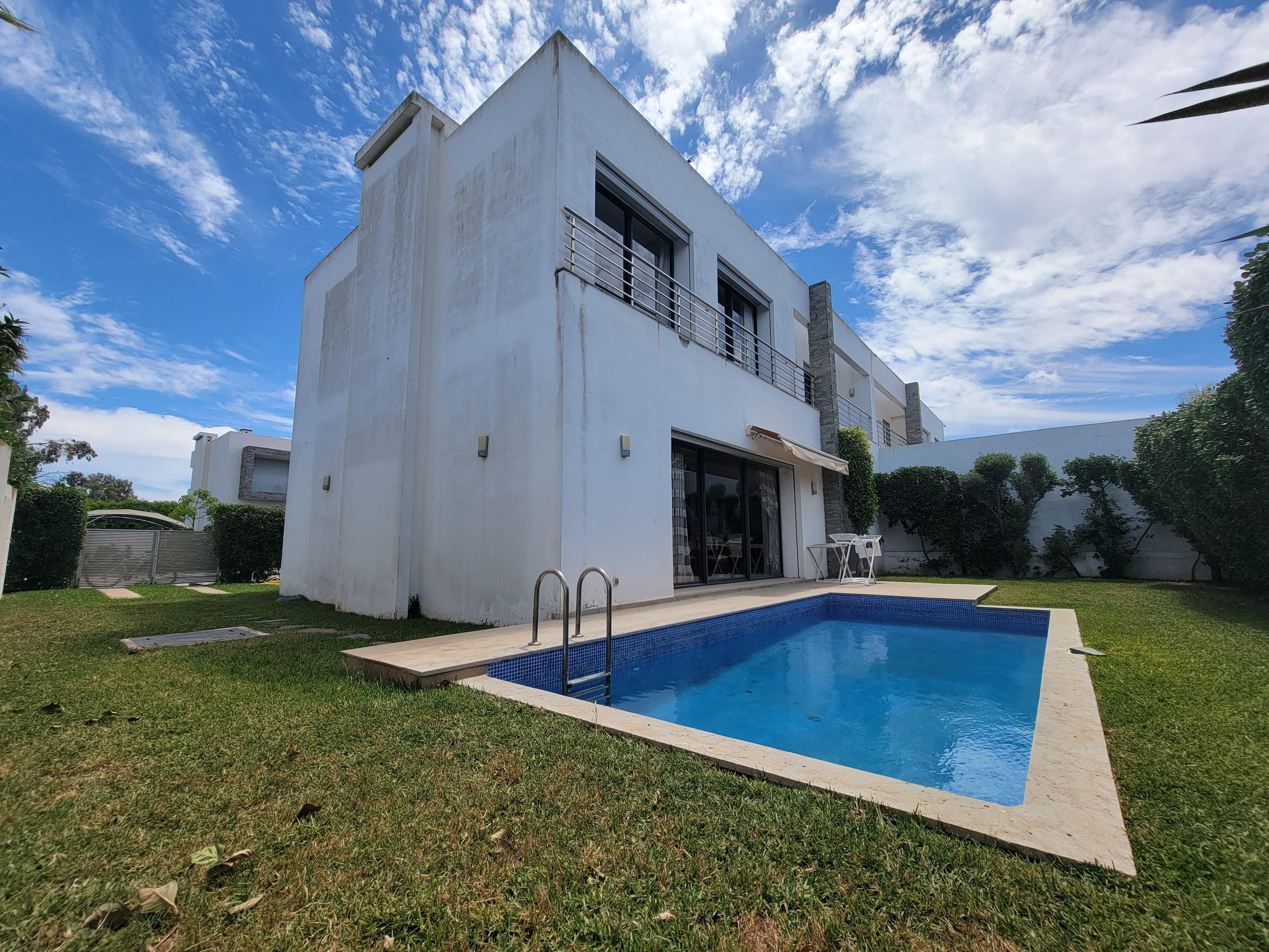 À VENDRE – Magnifique Villa d’Angle de Prestige à Dar Bouazza – Résidence Sécurisée, Jardin, Piscine