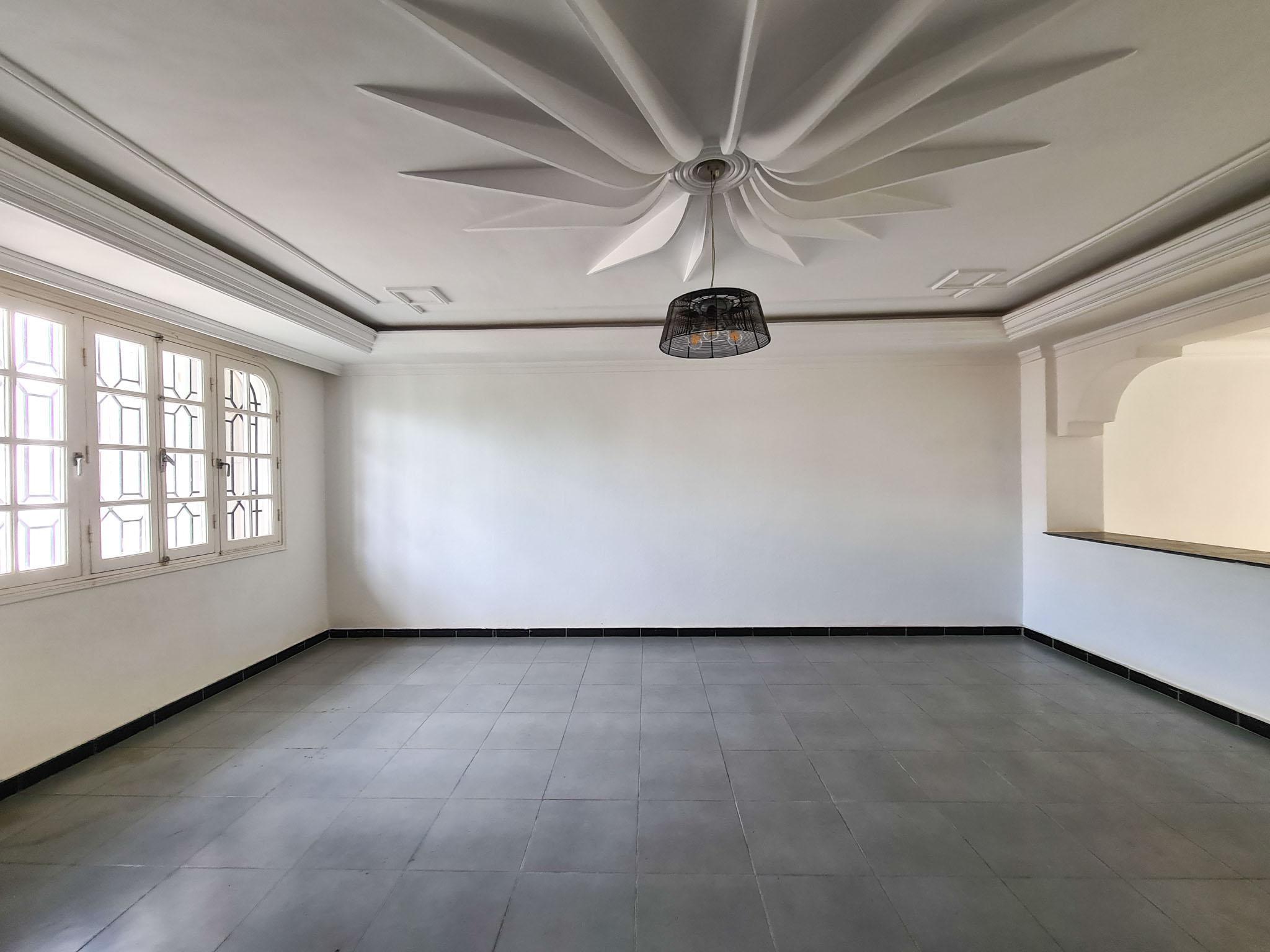 Villa sur 3 niveaux dans quartier résidentiel — 2