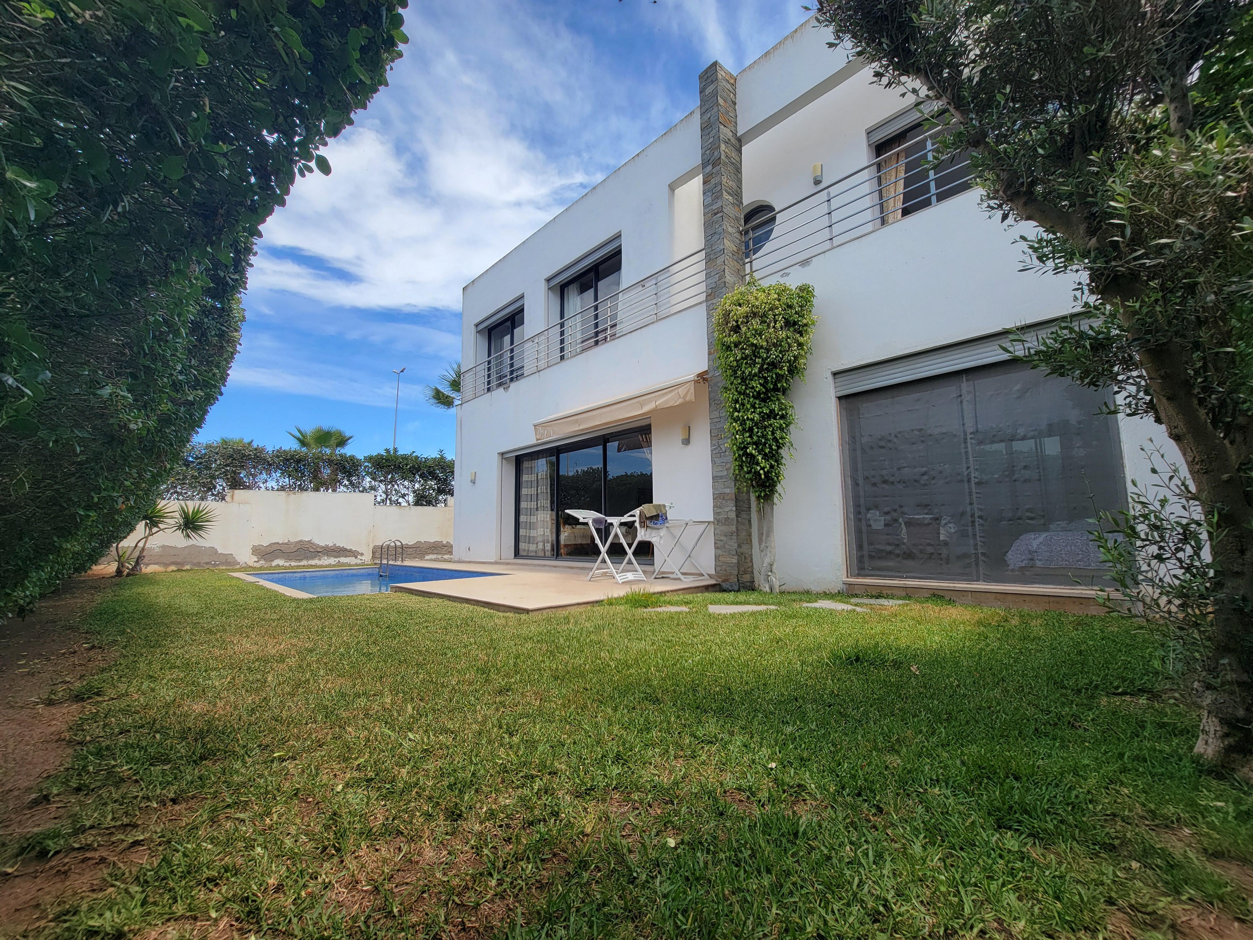 À VENDRE – Magnifique Villa d’Angle de Prestige à Dar Bouazza – Résidence Sécurisée, Jardin, Piscine — 2