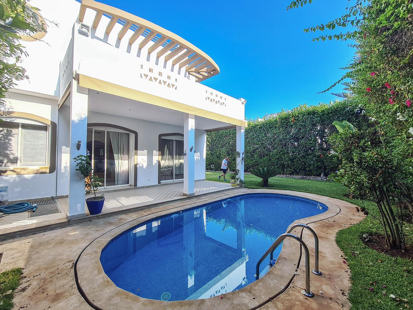 Villa avec piscine dans une résidence sécurisée.