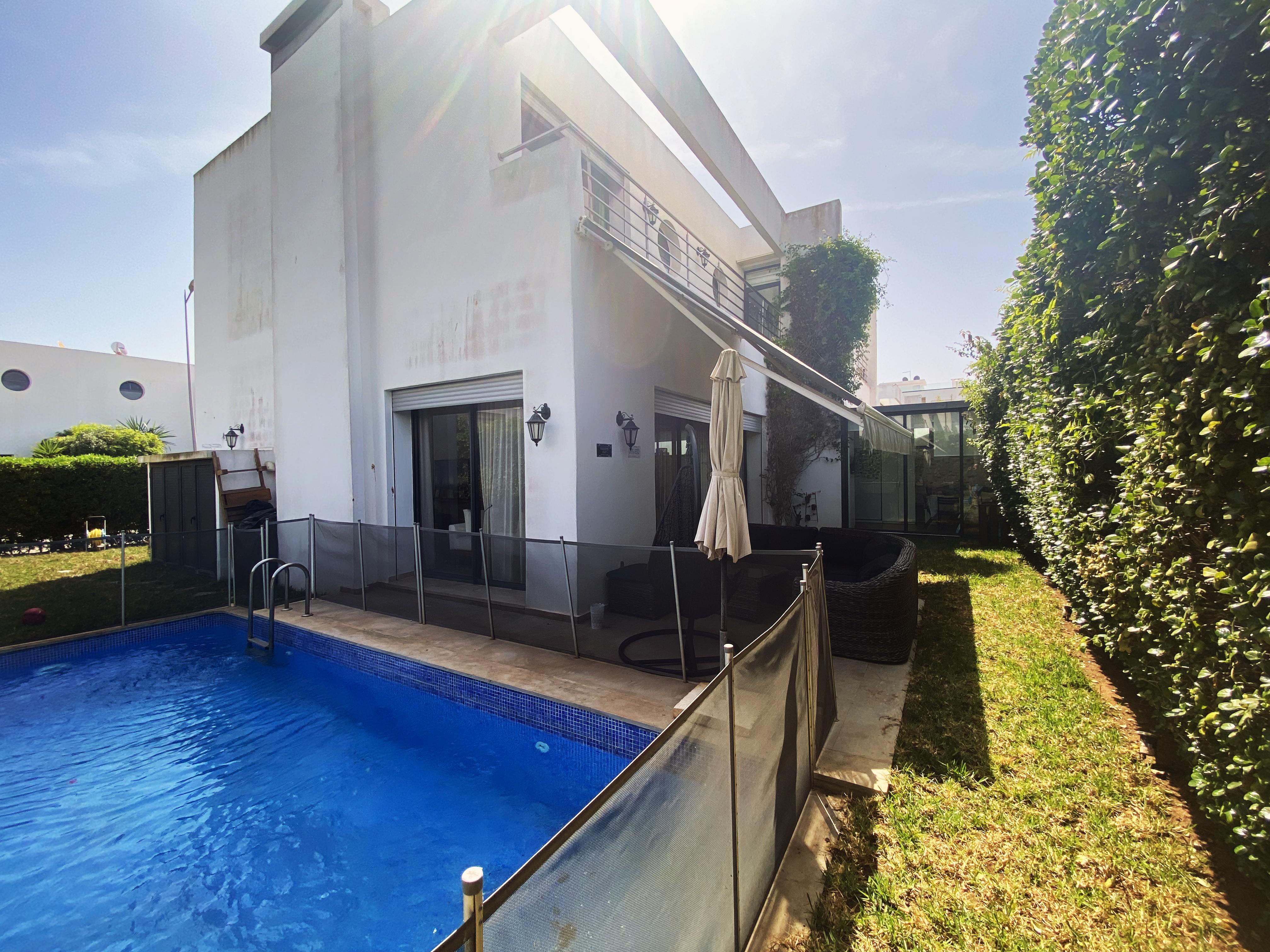 Villa 3 chambres, piscine, résidence sécurisée.