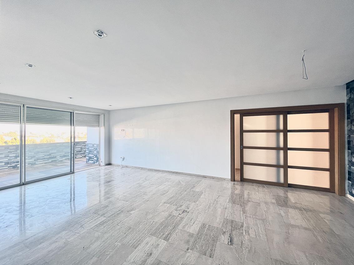 Appartement, avec une grande terrasse. — 3