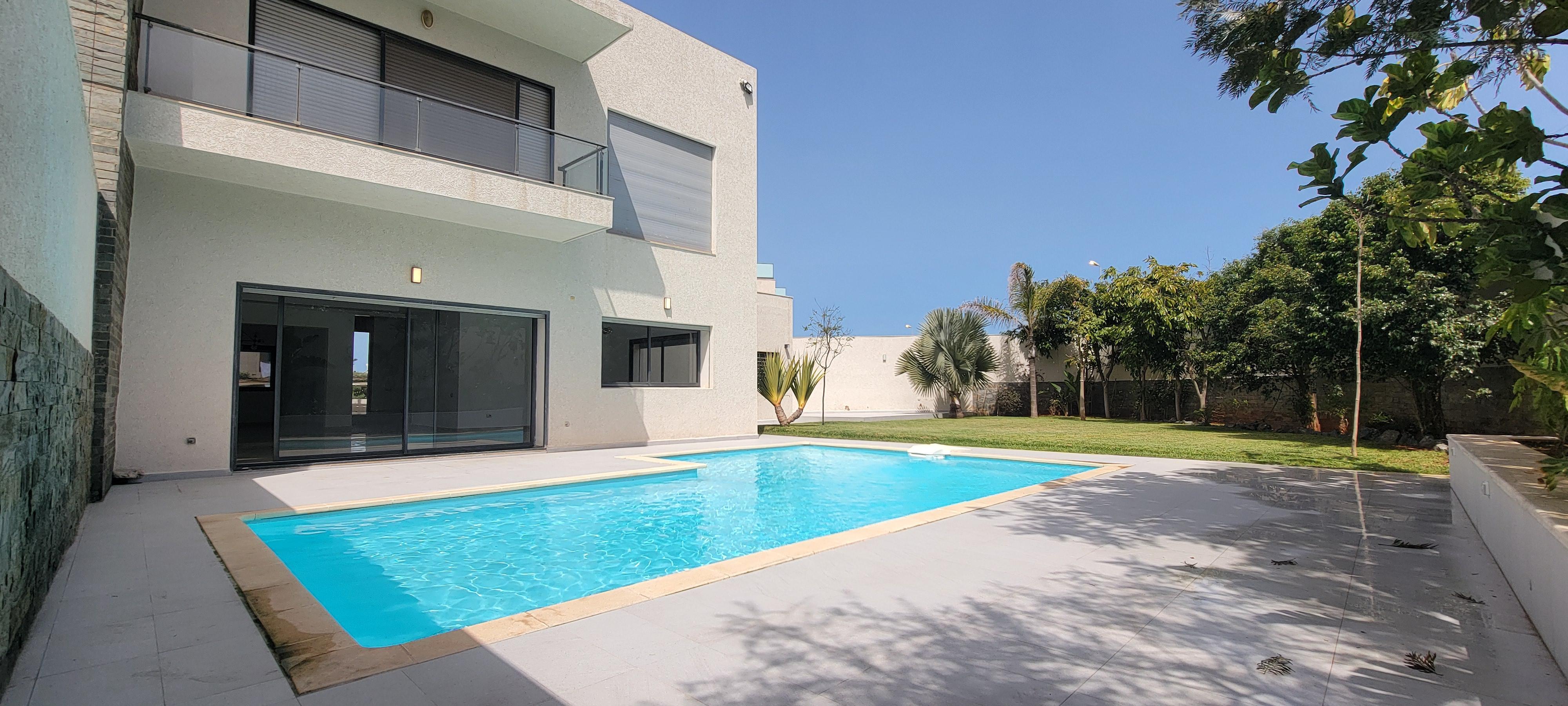villa moderne idéalement situé à Darbouazza en résidence sécurisée.