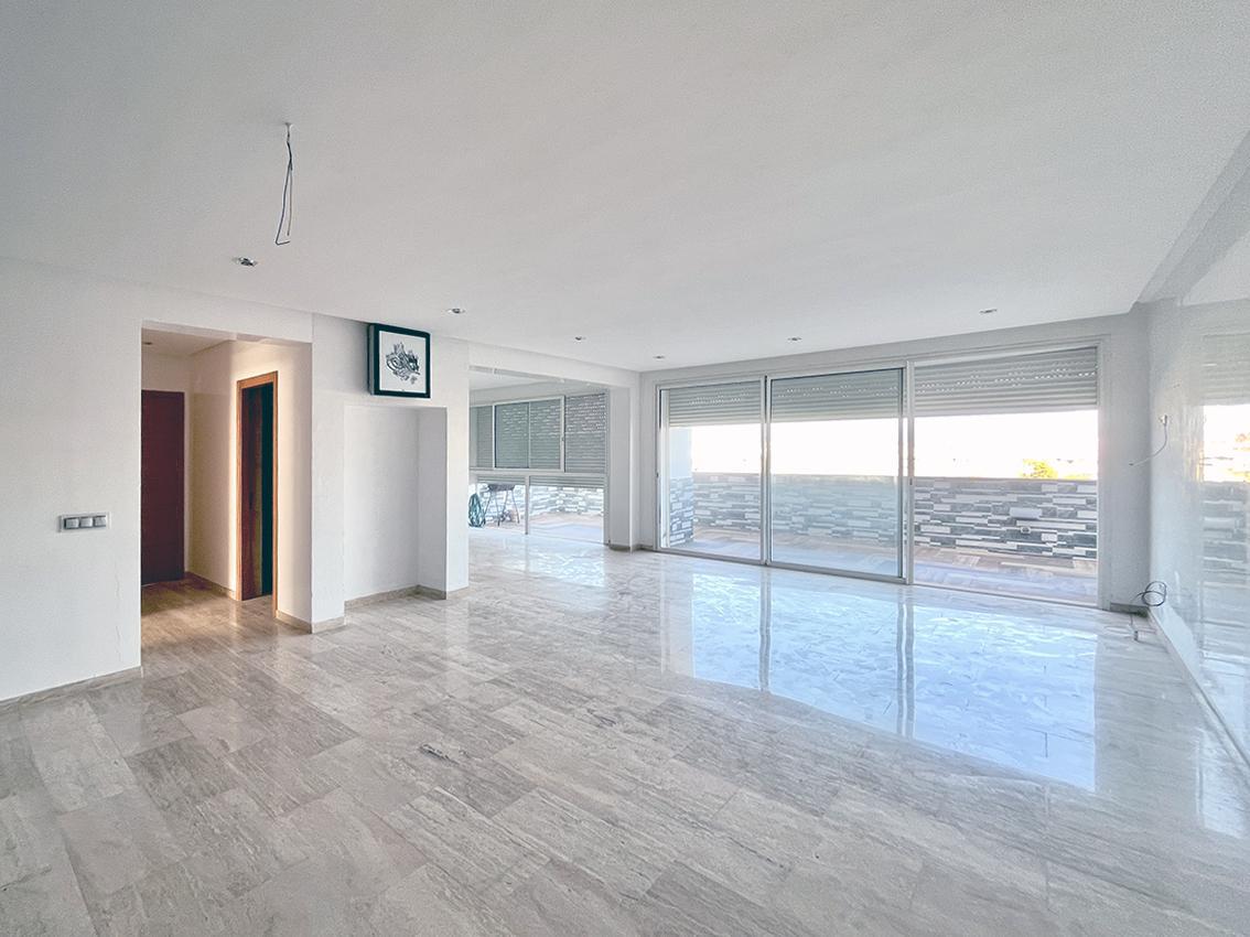 Appartement, avec une grande terrasse.