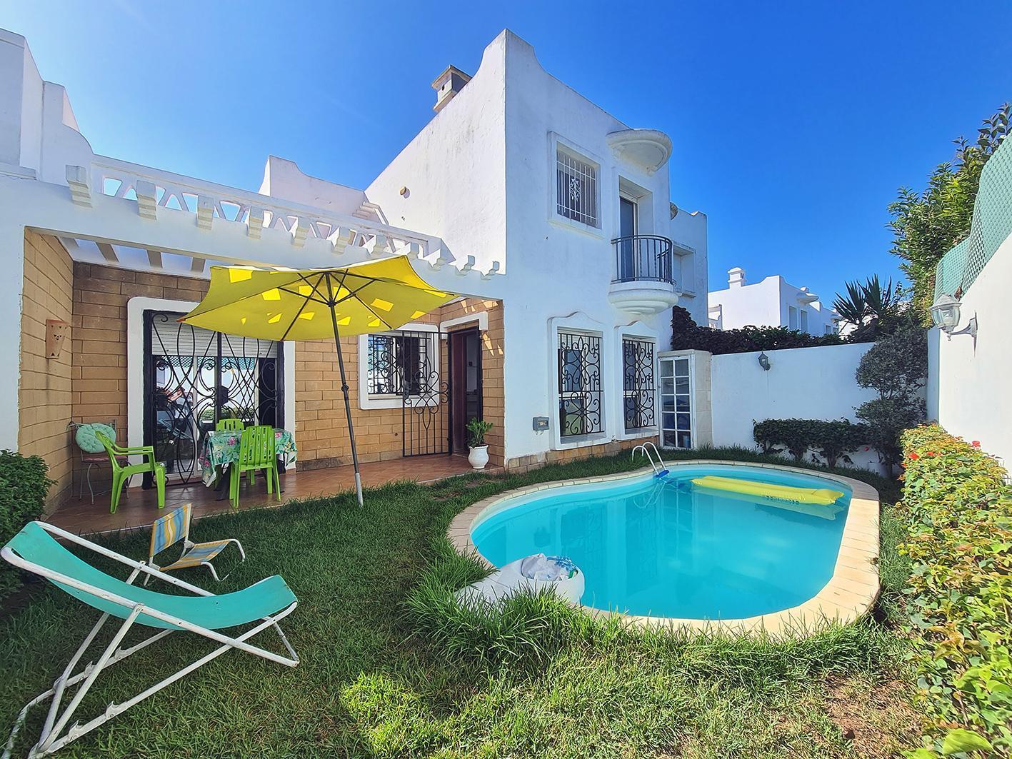 Belle villa avec piscine en résidence sécurisée.