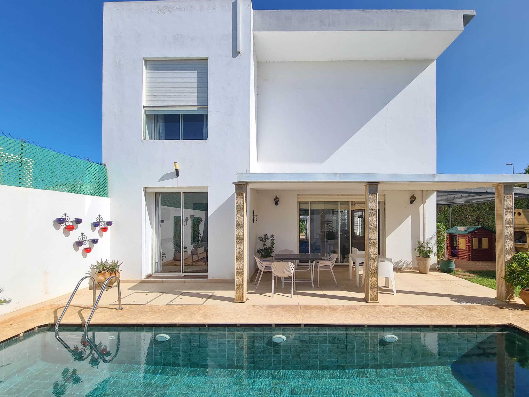 Villa 4 chambres avec piscine et jardin.