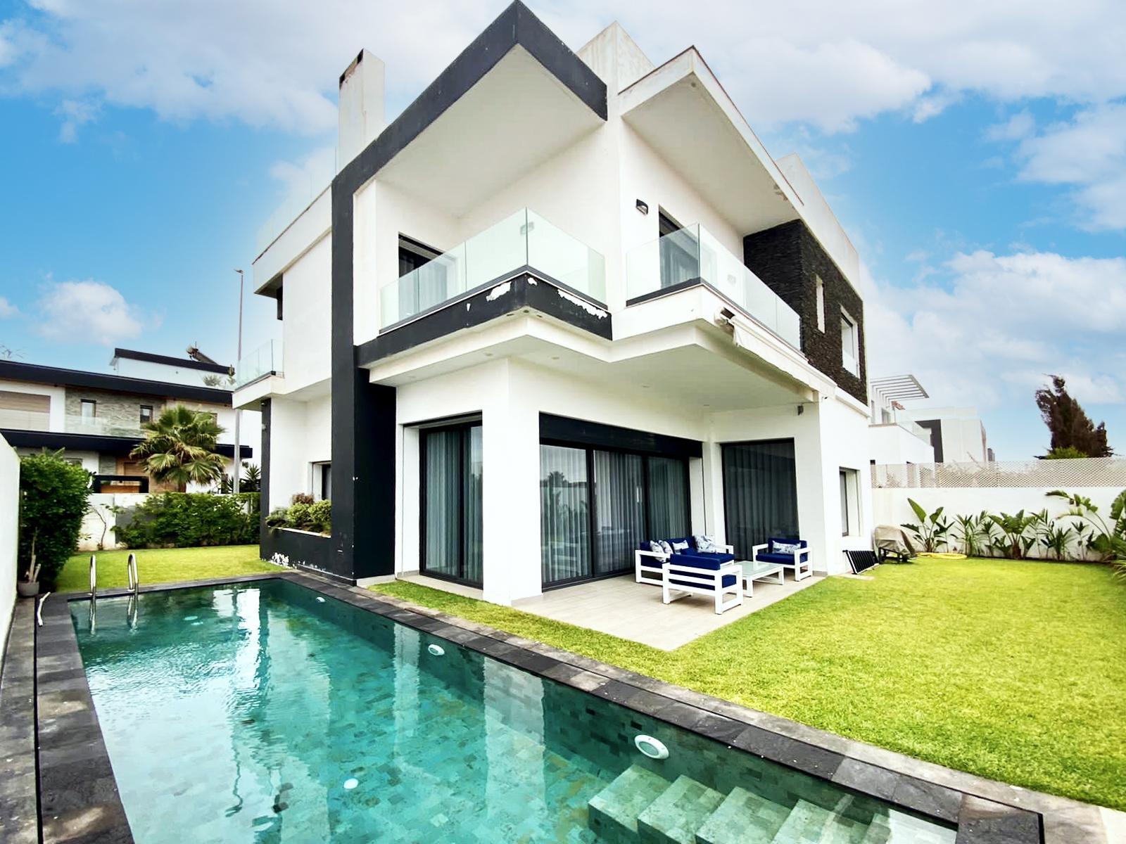 À Vendre – Élégante Villa Familiale à Dar Bouazza avec Vue Mer