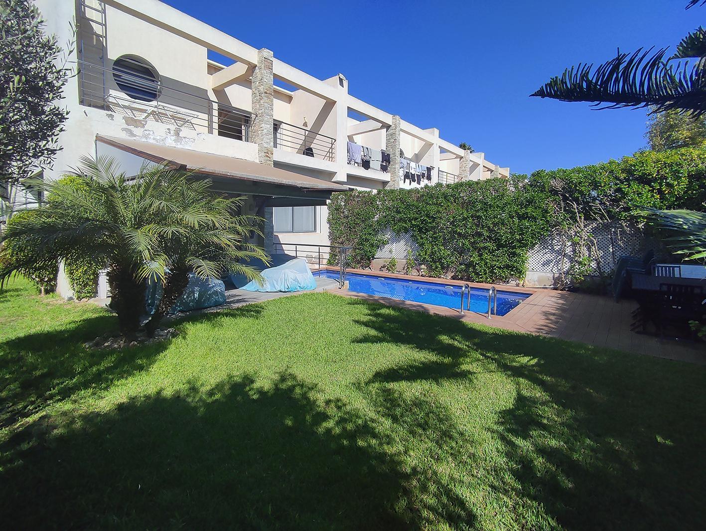 Villa avec piscine et grand jardin en résidence