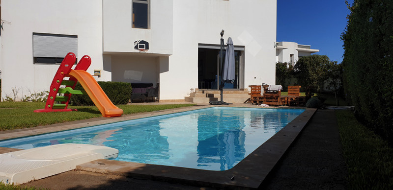 Villa meublée avec piscine et jardin.