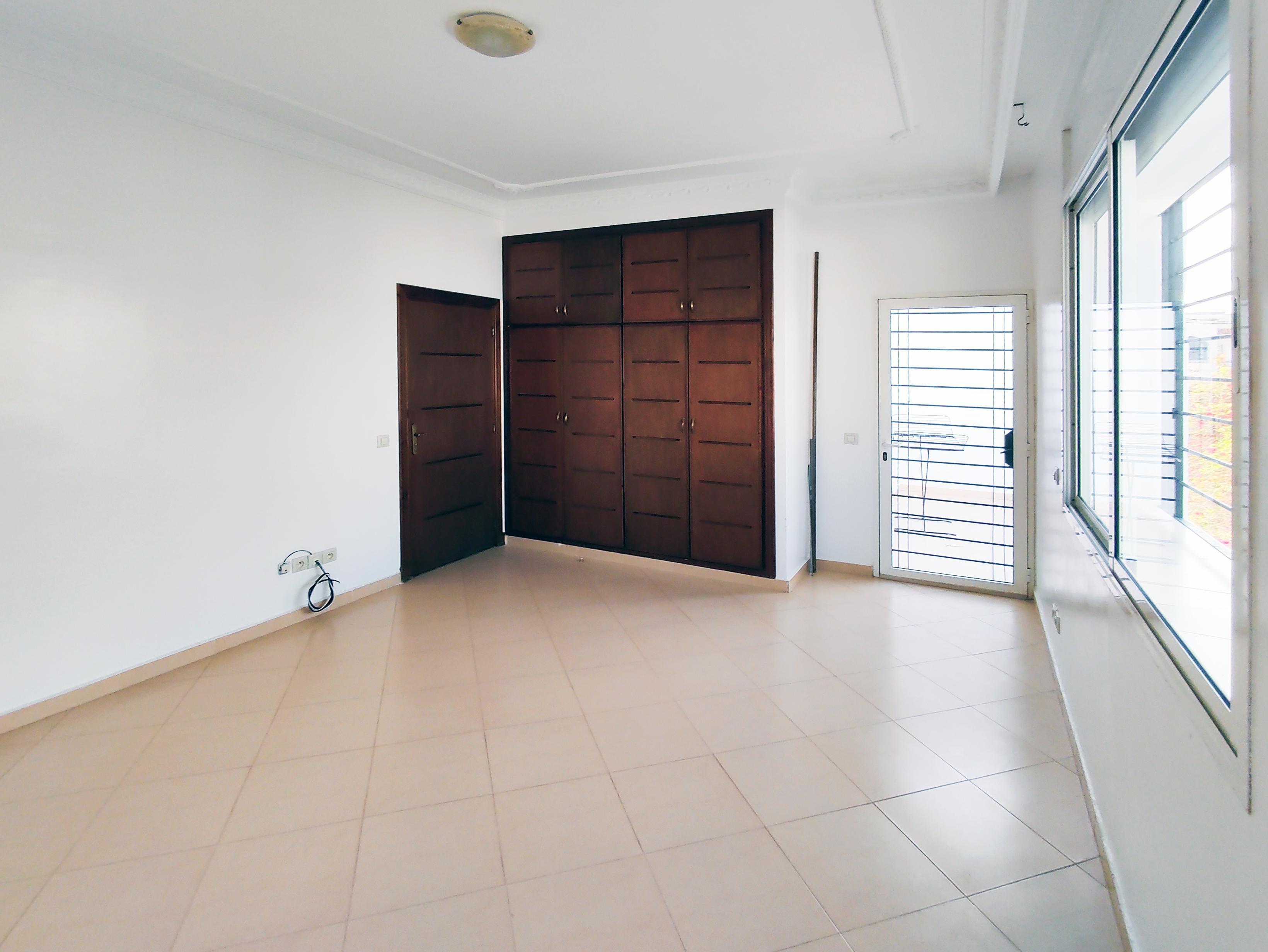 Villa semi-meublée, 3 ch. quartier résidentiel. — 6