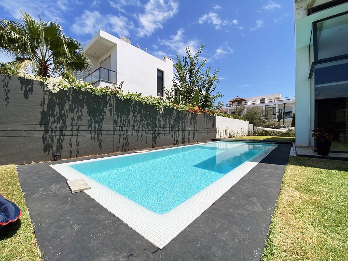 Villa avec piscine en résidence sécurisée.