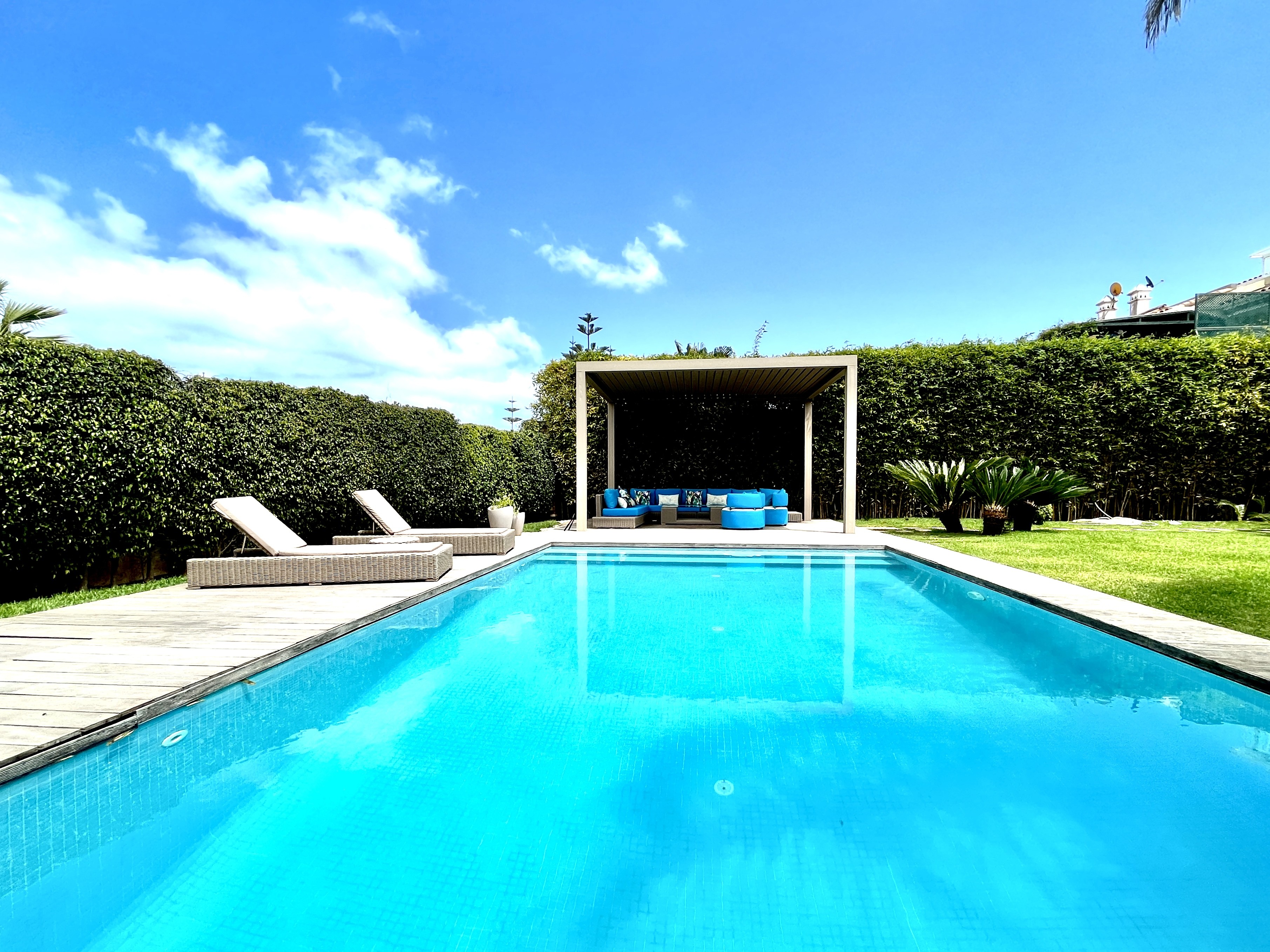 Villa moderne, piscine et sublime extérieur.