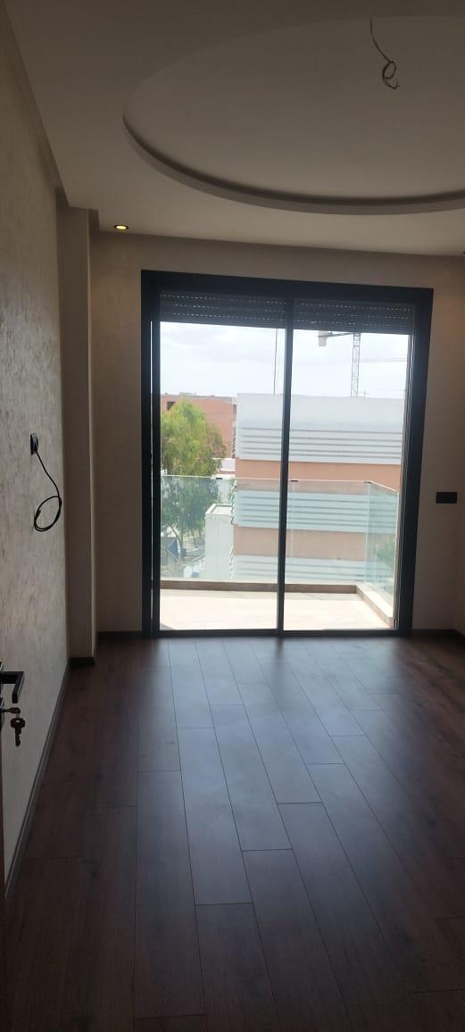 Beau studio vide à quartier oulfa