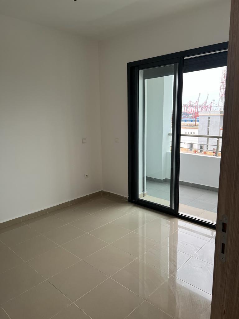 Beau studio vide à roches noires pour la location — 3