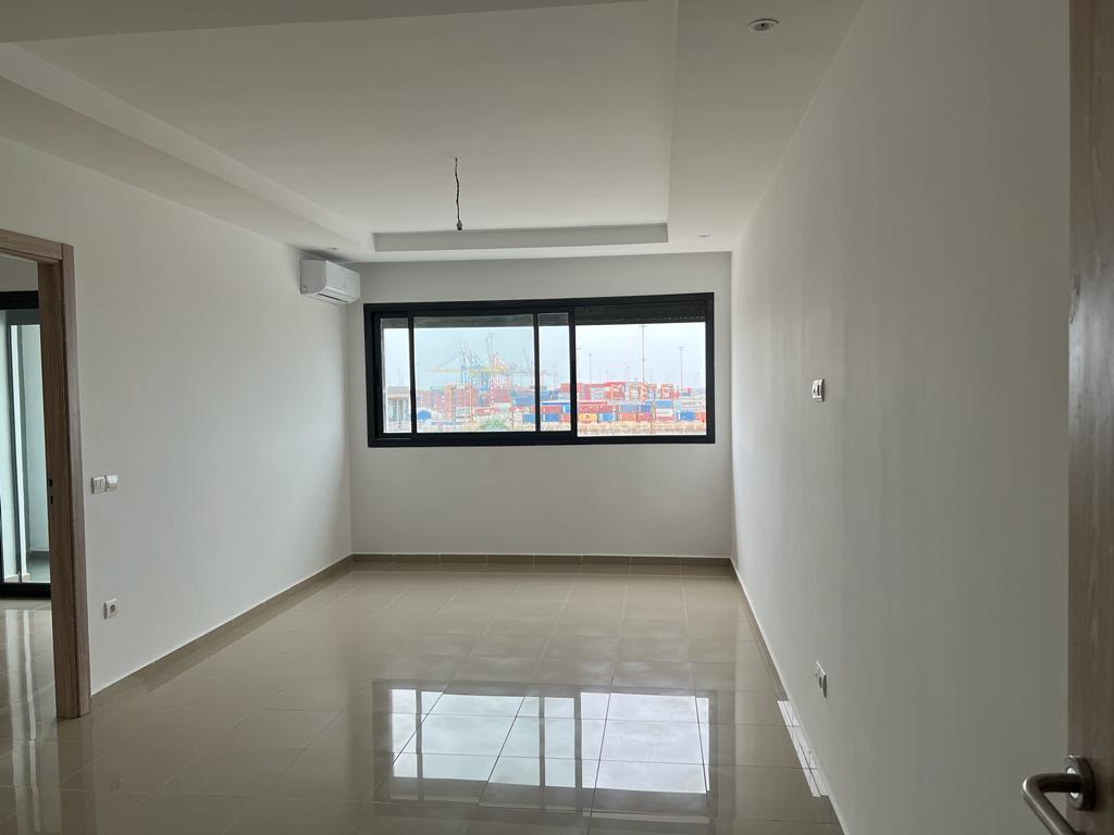 Beau studio vide à roches noires pour la location — 6