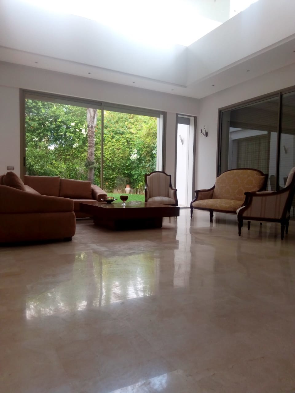 Villa moderne à vendre à Elmachrik Souissi Rabat