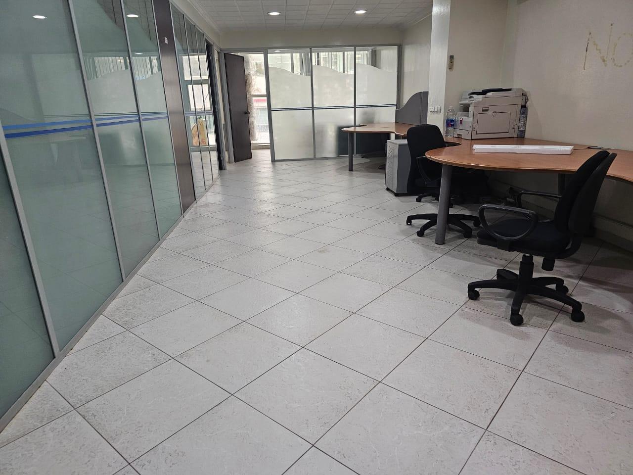 Beau plateau de bureau cloisonnÃ© 140mÂ² Ã  louer Ã  Racine — 2