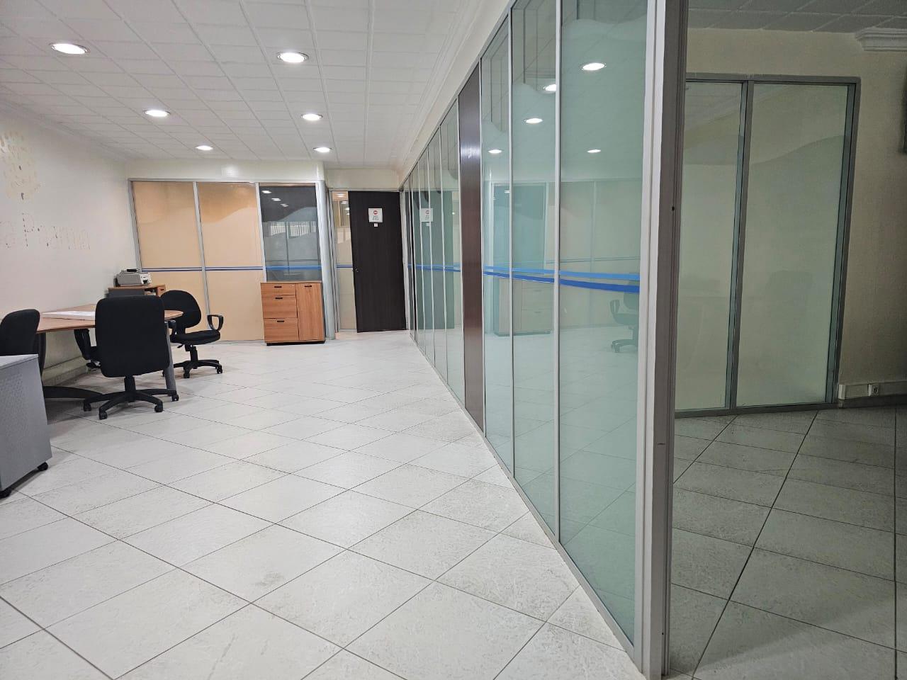 Beau plateau de bureau cloisonnÃ© 140mÂ² Ã  louer Ã  Racine — 3