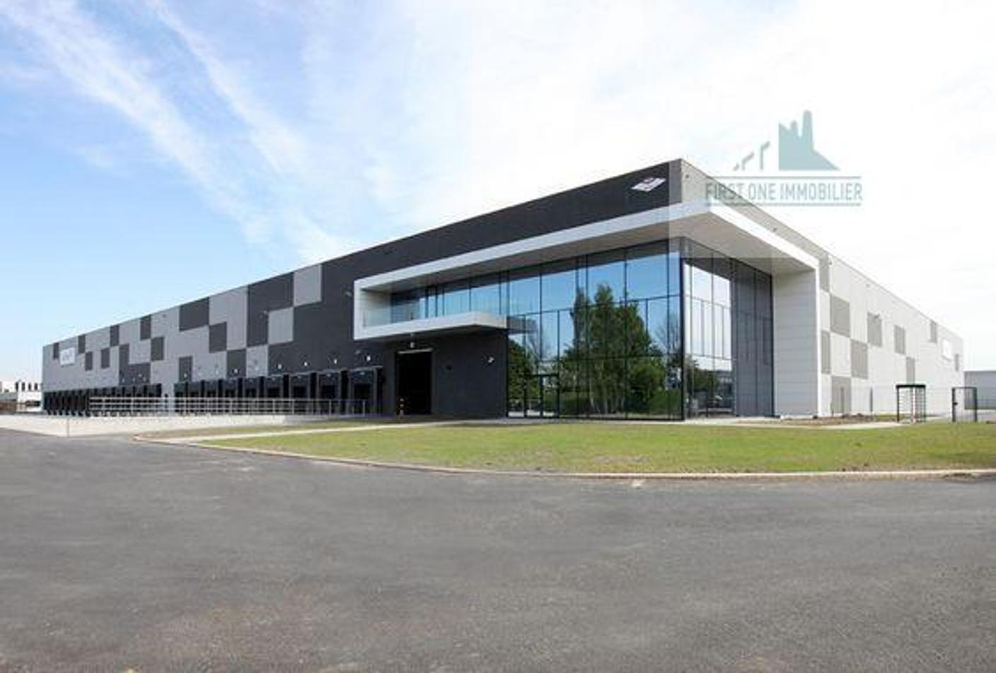 Usine dépôt 8000m2 parking 4000m²