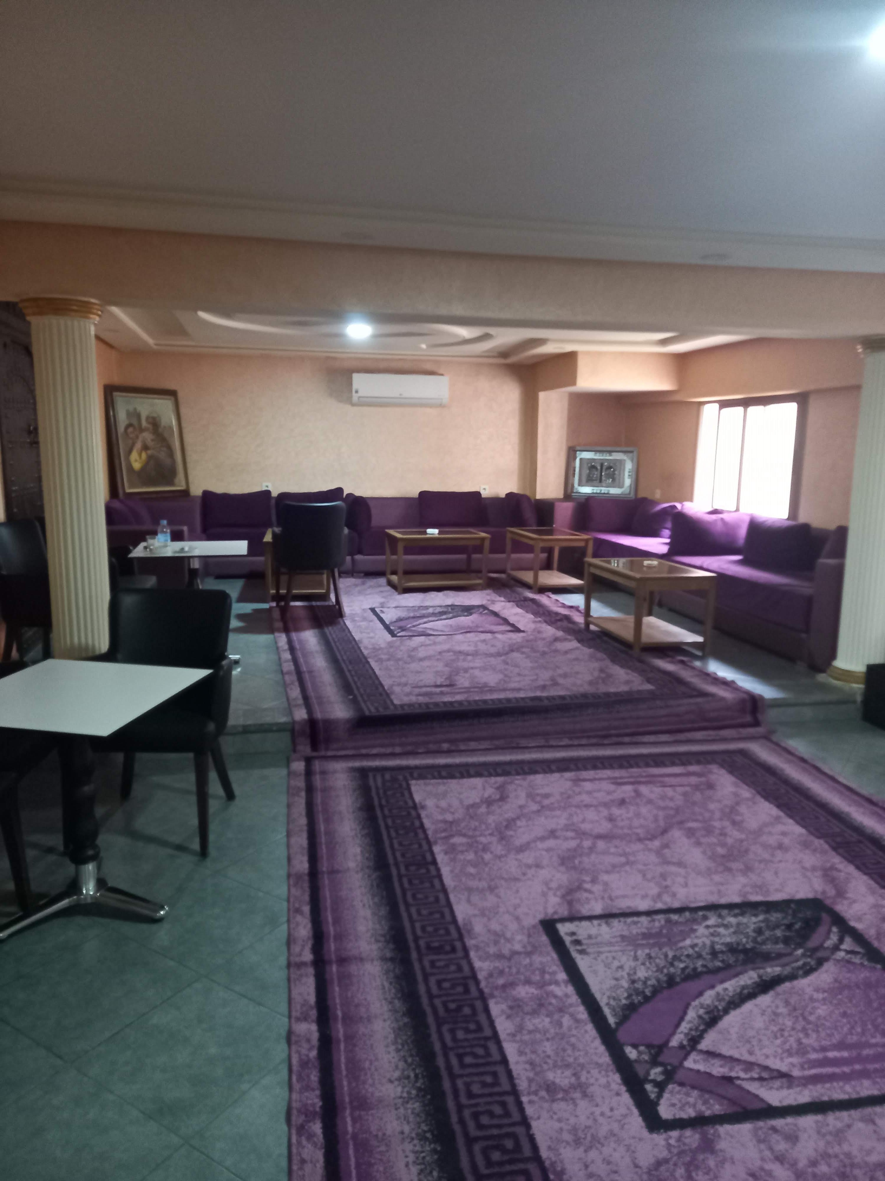 Café restaurant en plein Boulevard — 2