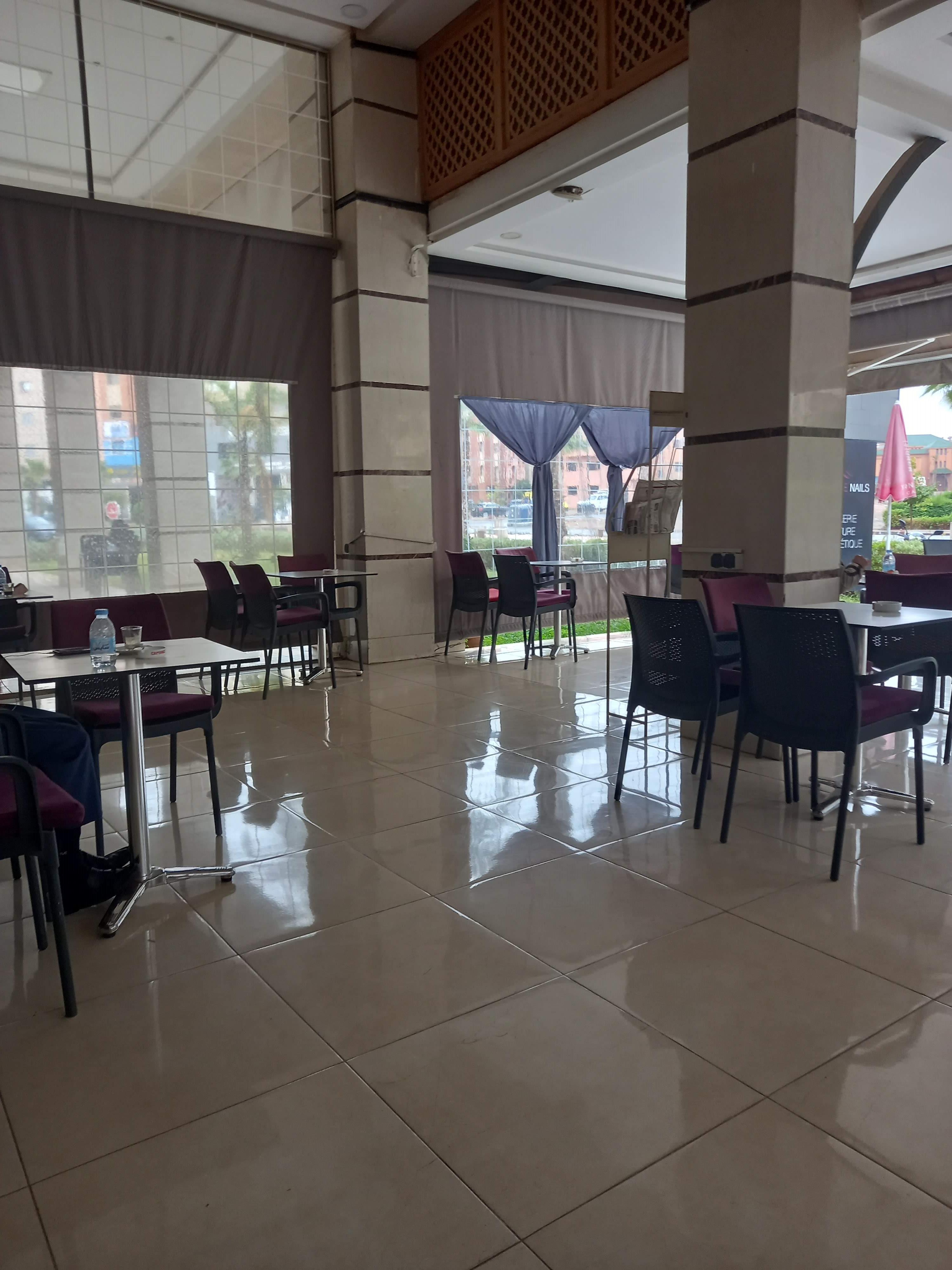 Café restaurant en plein Boulevard