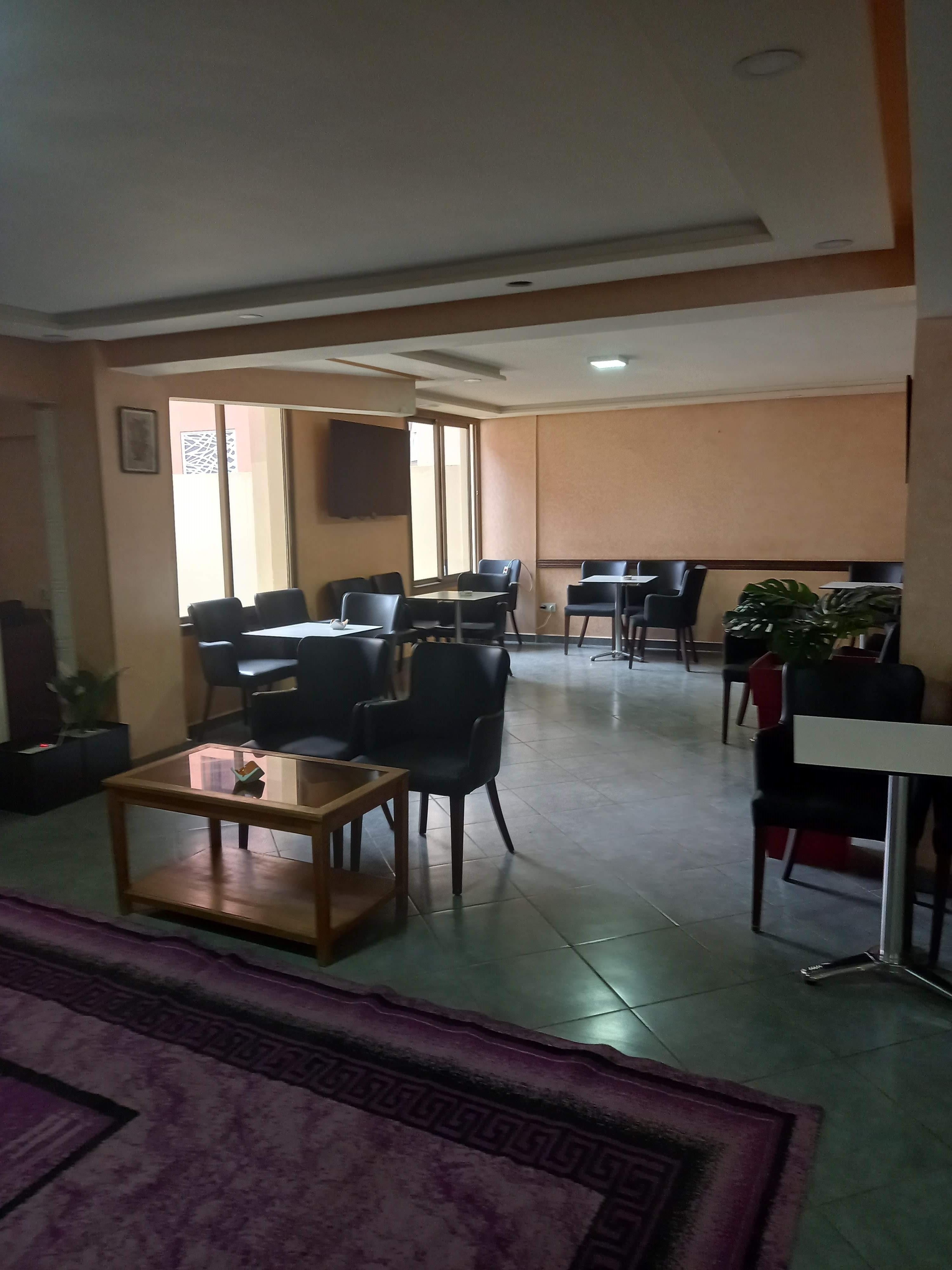 Café restaurant en plein Boulevard — 3