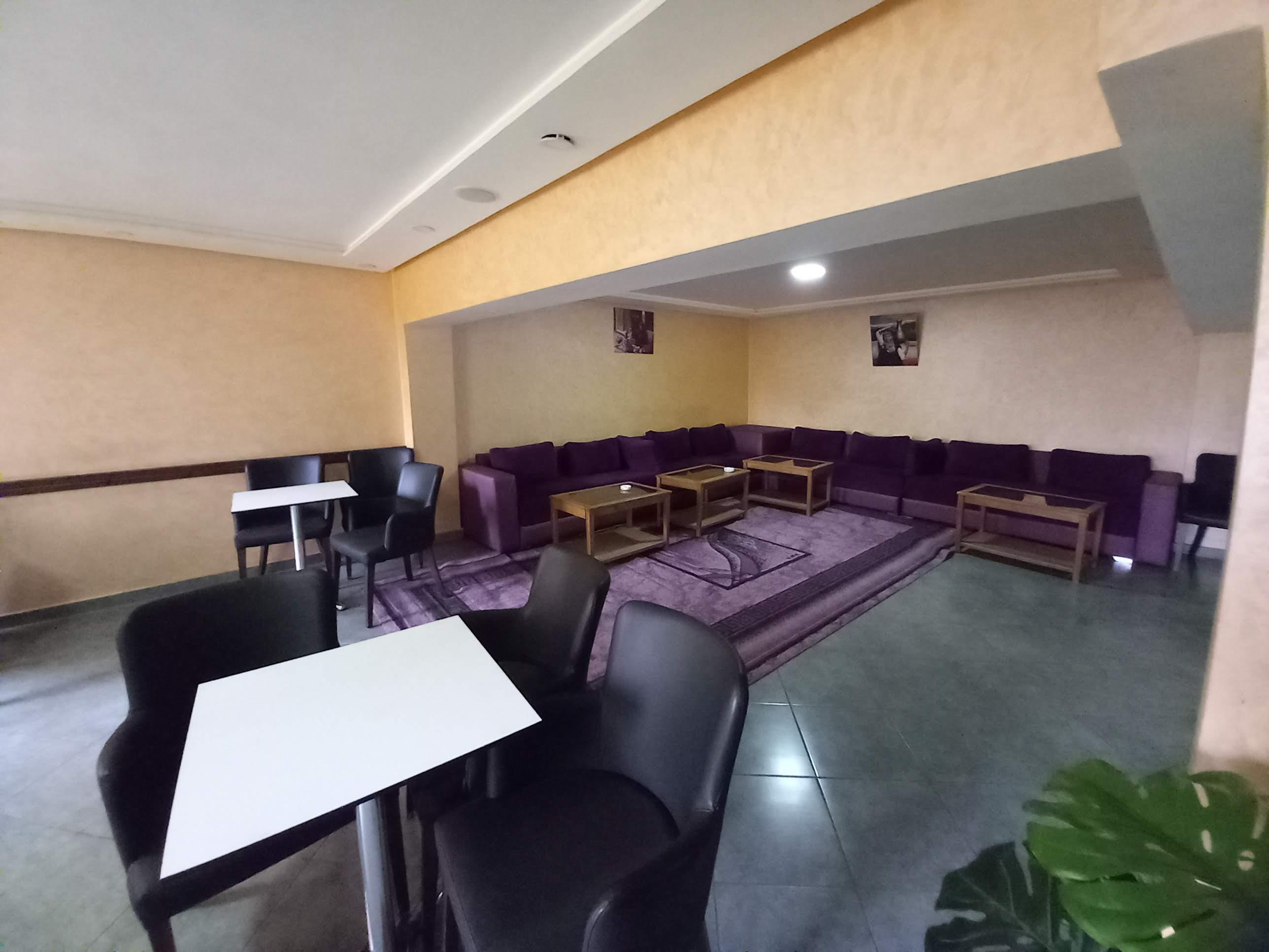 Café restaurant en plein Boulevard — 5