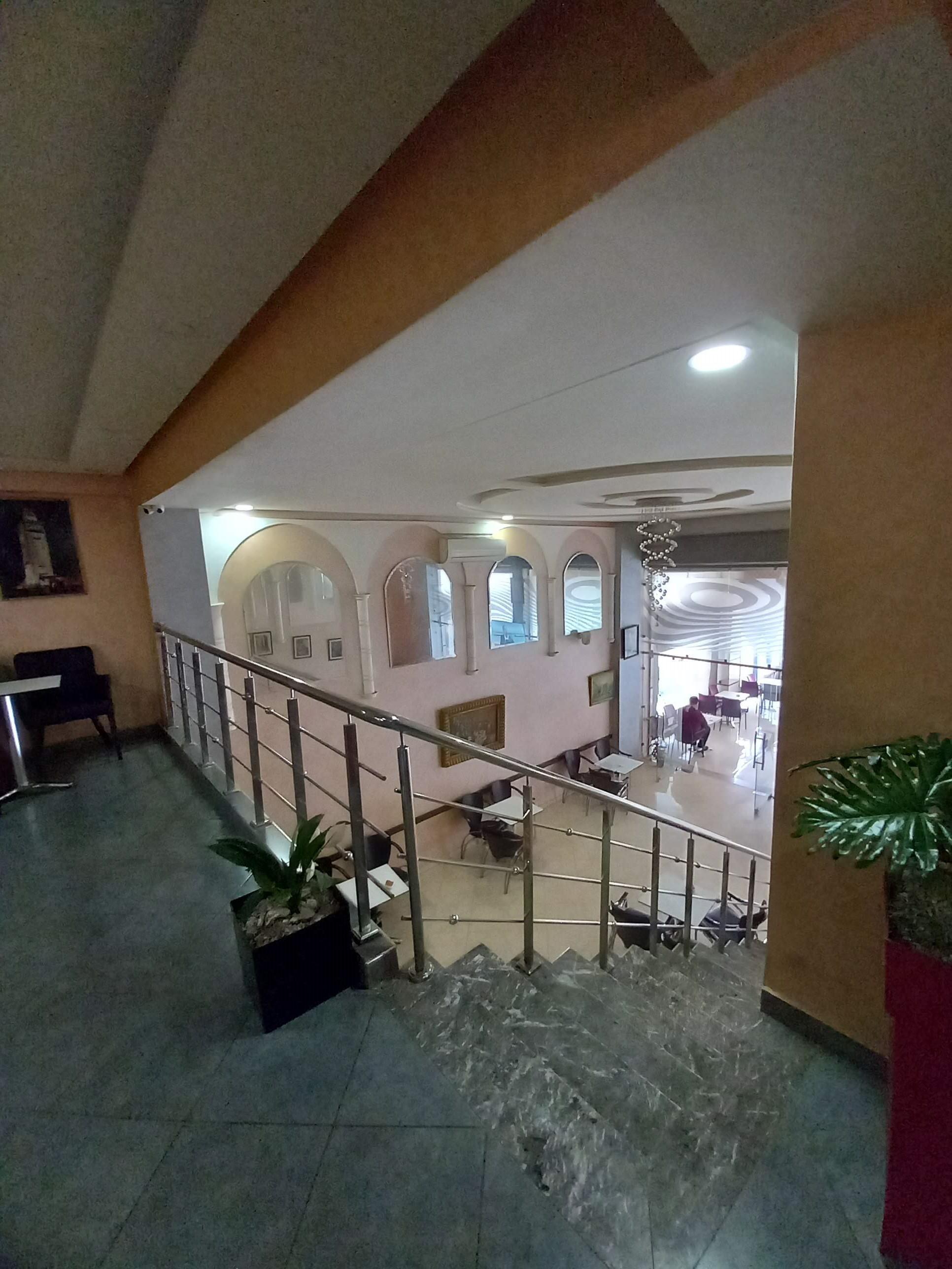 Café restaurant en plein Boulevard — 6
