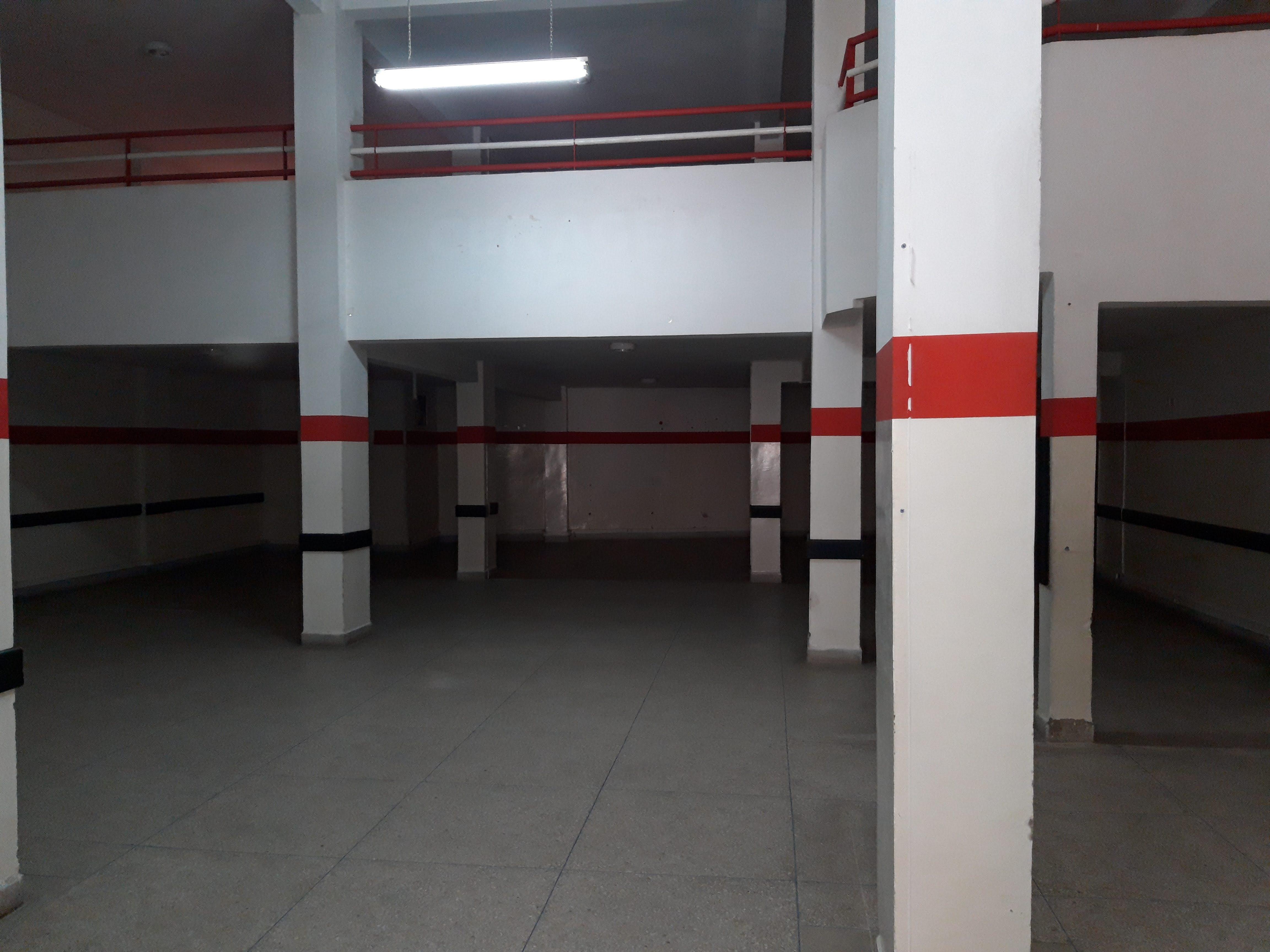 Magasin de 500 m² en location à Boukar