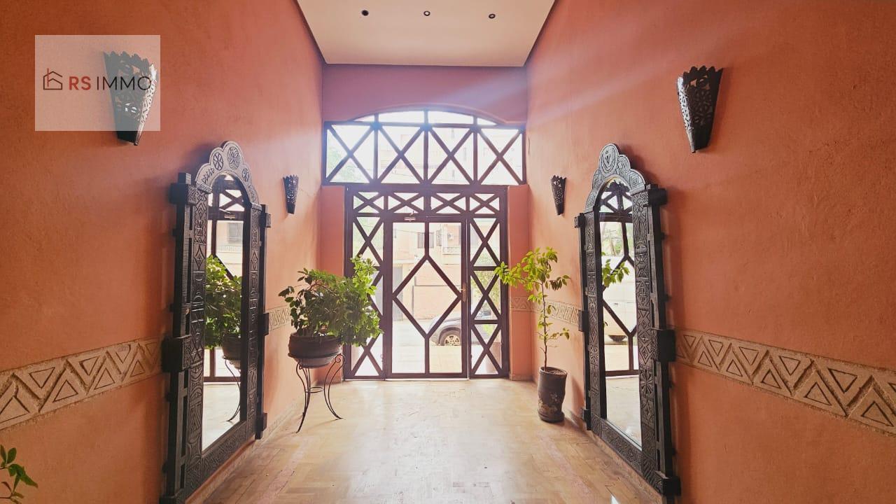 À VENDRE DUPLEX DE 306m² (COUR COMPRISE) — 2