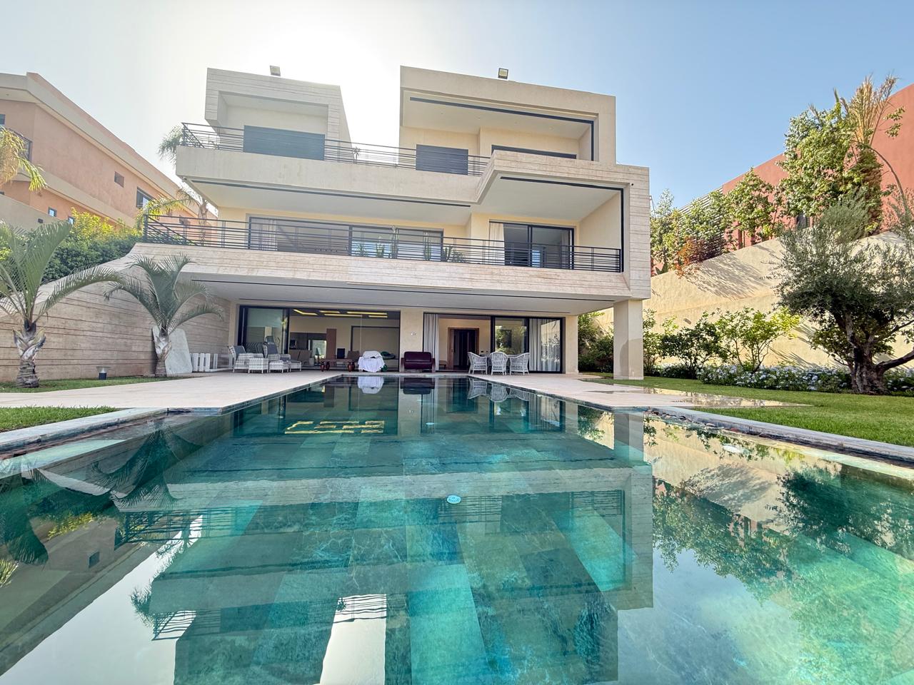 فيله استثنائية أمام ميدان الجولف العمالكيس.