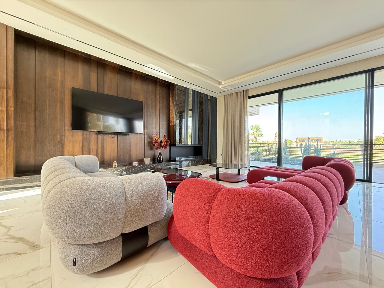 فيله استثنائية أمام ميدان الجولف العمالكيس.