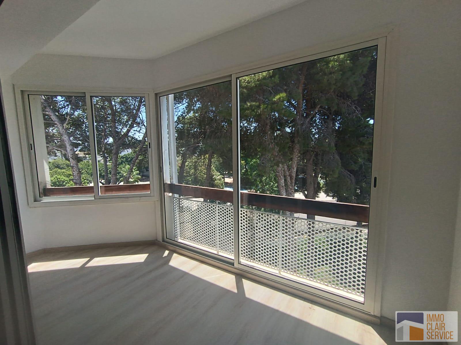 Appartement entièrement rénové (dans une résidence fermée)