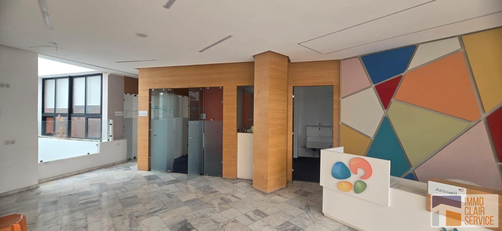 Plateau bureau sur une grande artère à vendre — 3