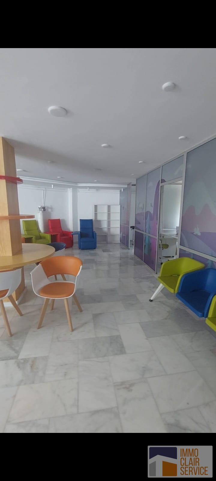 Plateau bureau sur une grande artère à vendre — 4