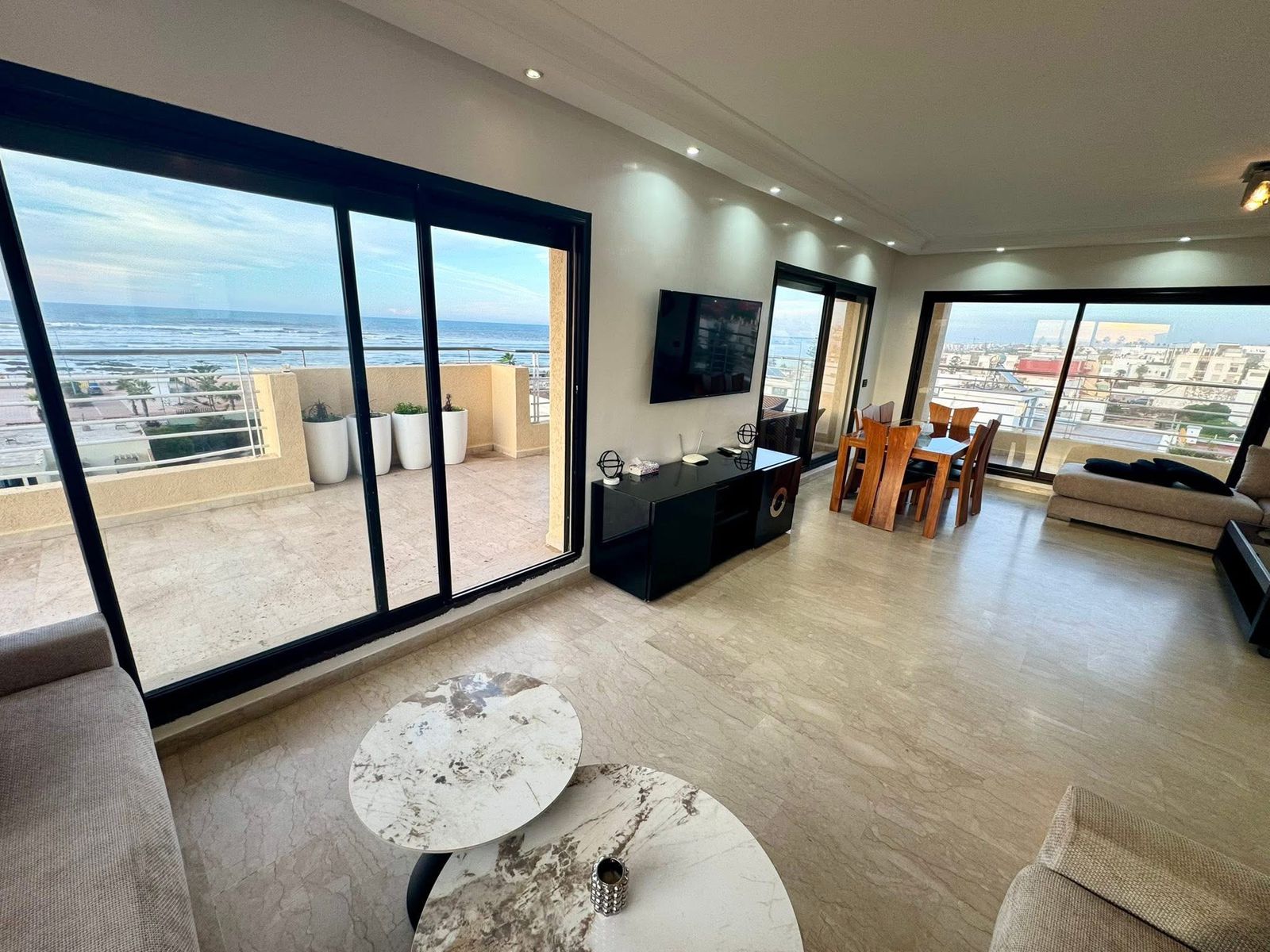 À Louer – Magnifique Appartement Meublé Front Mer à Dar Bouazza 2 CH — 5