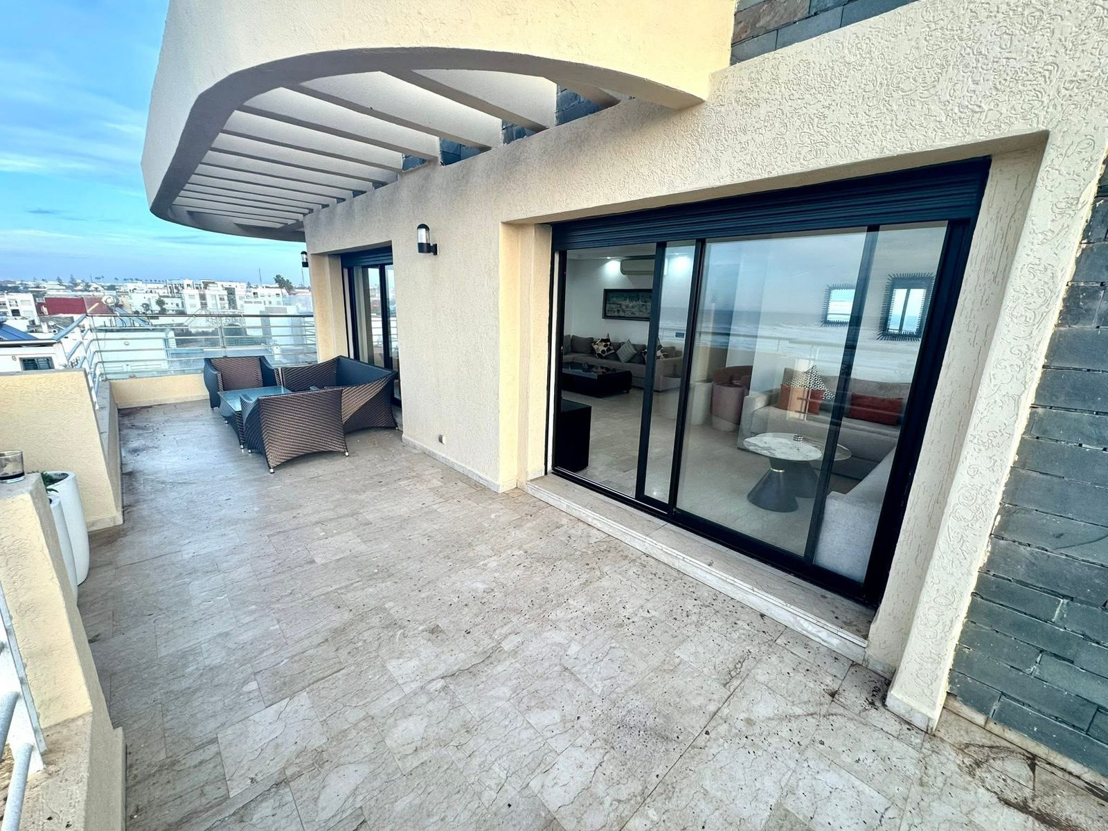 À Louer – Magnifique Appartement Meublé Front Mer à Dar Bouazza 2 CH — 6