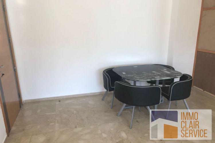 المنزل المكون من flats للاجارة.