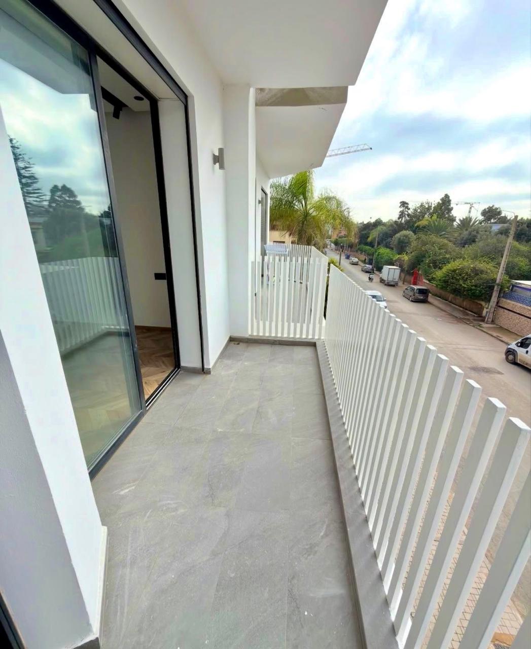 Studio à louée avec grande terrasse les hôpitaux — 3